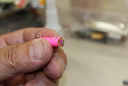 リップを刺し込む切れ目を作る