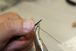 軸となるアイを針金で作る