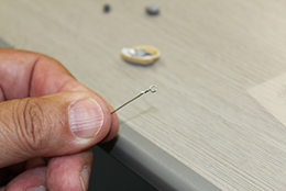軸となるアイを針金で作る