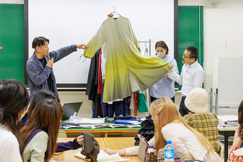 漁網からできた生地をつかった実際の作例も紹介