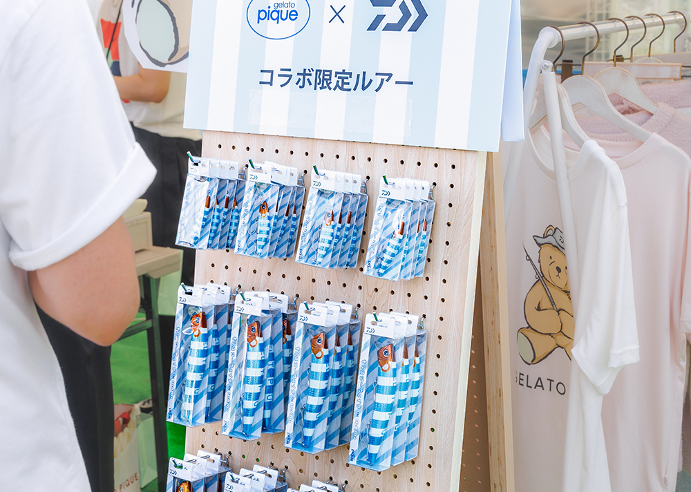 コラボブース前には開店前から多くの人が並ぶ