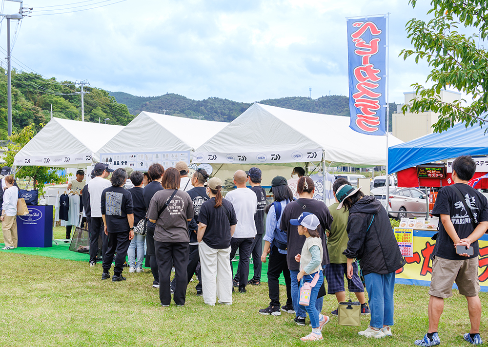 コラボブース前には開店前から多くの人が並ぶ