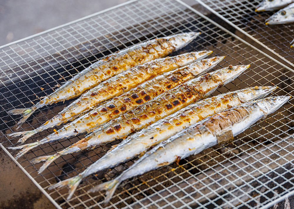 ランチタイムは、地元のサンマで舌鼓。