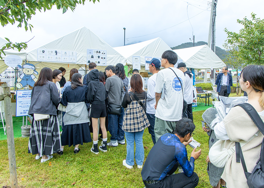 各ブースには大勢の人々が訪れ盛況