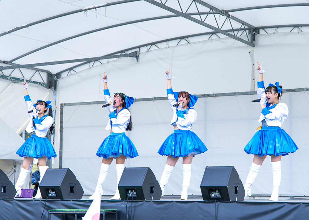 人気のお笑い芸人やアーティストが続々登場するライブステージ