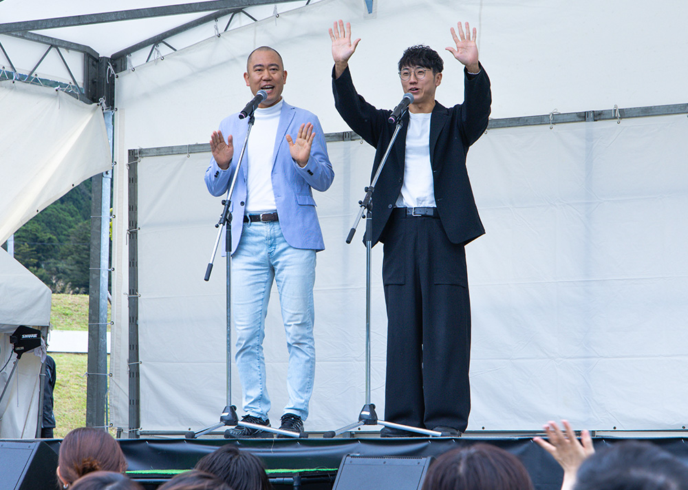 人気のお笑い芸人やアーティストが続々登場するライブステージ