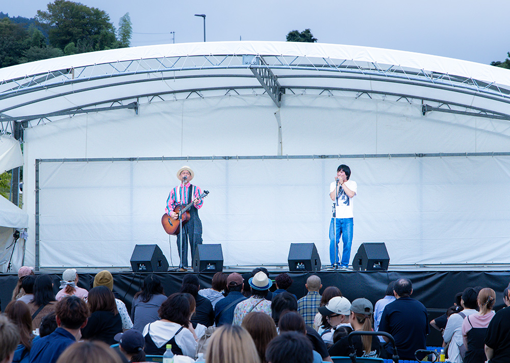 人気のお笑い芸人やアーティストが続々登場するライブステージ