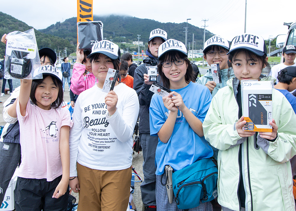 一般向けの釣り体験会も大人気スクールの閉会式ではうれしいハプニングも