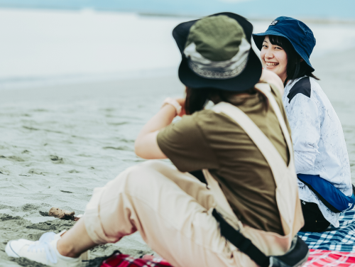 海辺で談笑をする人