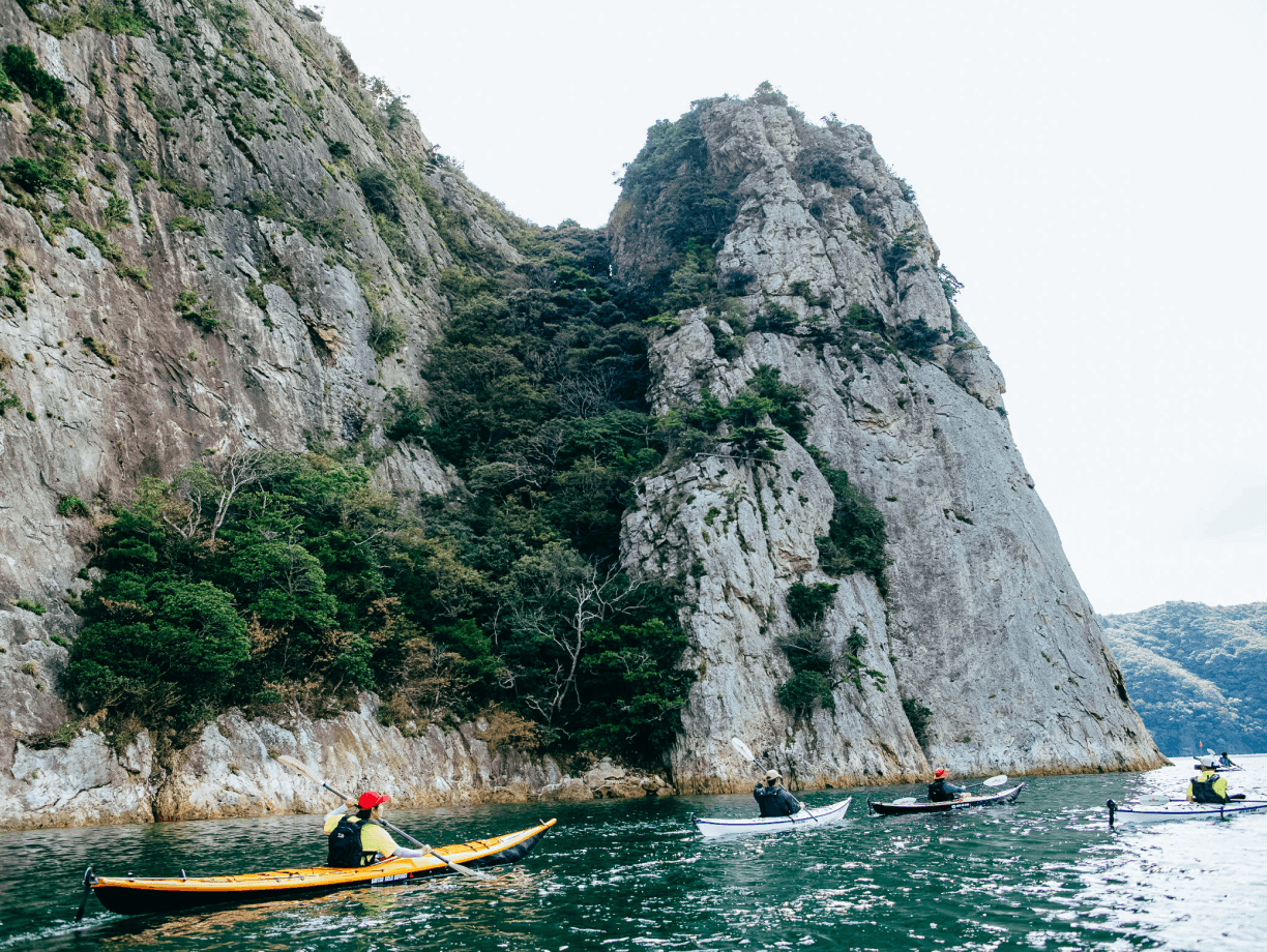 ライフジャケットを着用した釣り人