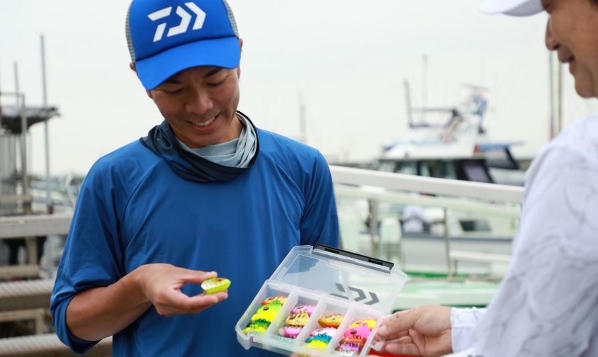 ファーストサンプルを持つ高槻テスター