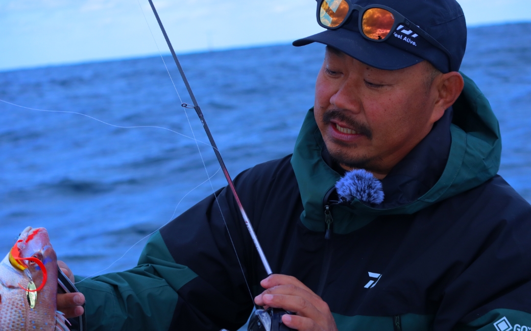 真鯛を釣り上げた平田テスター