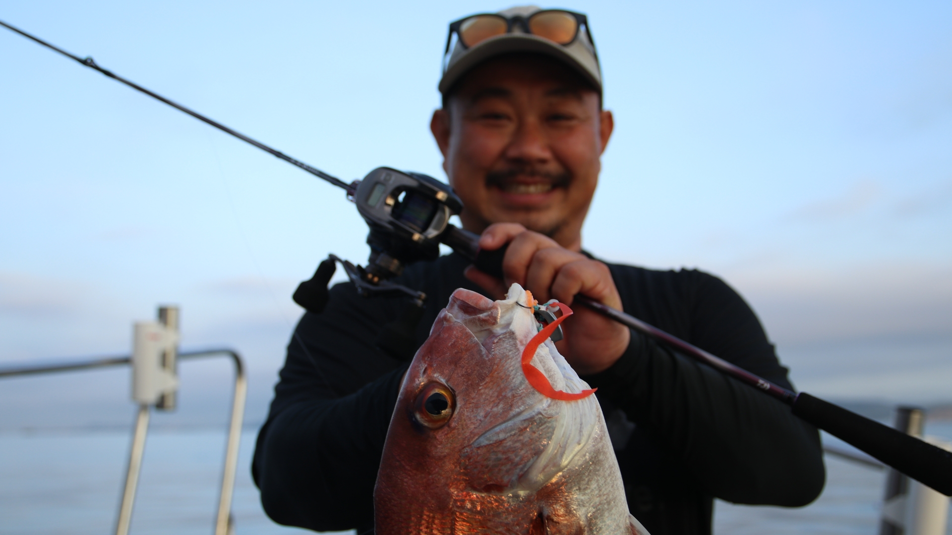 真鯛を釣り上げた平田テスター