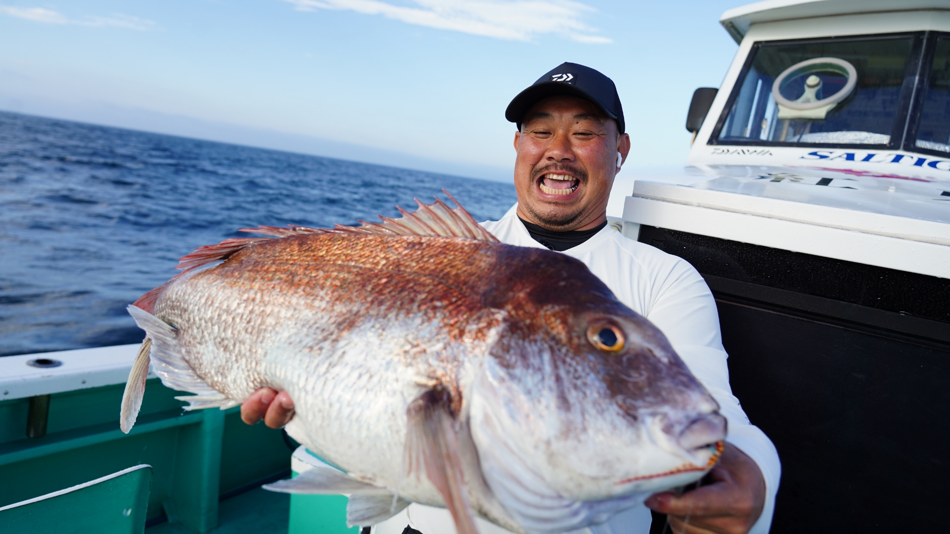 真鯛を釣り上げた平田テスター